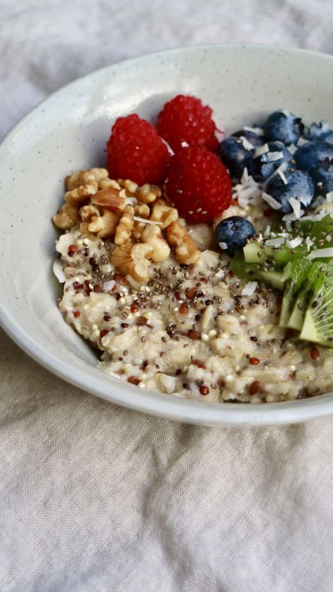 Quinoa Oatmeal Breakfast, Quinoa Porridge Breakfast, Dietician Recipes, Porridge Toppings, Chia Seed Oatmeal, Postpartum Meal, Quinoa Oatmeal, Quinoa Recipes Breakfast, Oatmeal For Breakfast