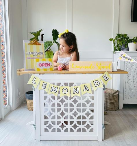 Schools out for summer!! 🤩 I have so much fun in store for my girls this summer. ☀ this is just our dog gate, a wooden plank, and printables and they had so much fun with it! We’ve also started doing some of the Pinterest Mom Summer Activities from our printables collection with @mrsblinks 🎉 Free Printable Lemonade Stand Sign, Lemonade Signs For Kids, Lemonade Stand Printables, Lemonade Banner, Printable Play Money, Rainy Day Games, Pinterest Mom, Lemonade Stand Party, Activity Printables