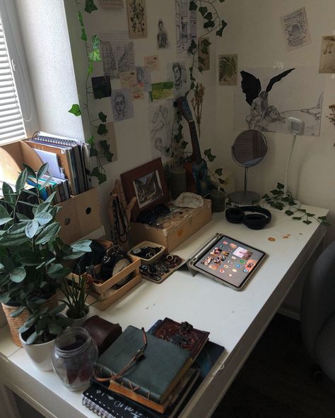 Indie Room Desk, Desk Decor Dark Academia, Desk Ideas Dark Academia, Desk Ideas Aesthetic Grunge, Desk Aesthetic Grunge, Desk Inspo Grunge, How To Decorate A Desk In A Bedroom, Indie Desk Ideas, Desk In Room Ideas