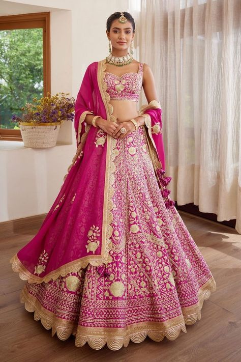 Shop For Trendy Bridal Lehengas Under INR 1 Lakh! - ShaadiWish Sheer Dupatta, Brocade Lehenga, Baju Kahwin, India Shopping, Scallop Border, Wedding Lehengas, India Style, Zari Embroidery, India Dress