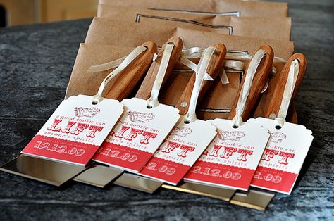 Spatulas as cookie exchange invites. Too cute for the holidays! Cookie Swap Party, Christmas Cookie Swap, Christmas Cookie Party, Logo Club, Swap Party, Christmas Thoughts, Christmas Delights, Cookie Exchange Party, Holiday Cookie Exchange