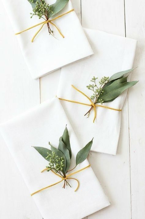 Easy Diy Thanksgiving Decorations, Thanksgiving Table Settings Simple, Hosting Christmas Dinner, Simple White Wedding, Thanksgiving Table Ideas, Beautiful Room Decor, Thanksgiving Friends, Easy Diy Thanksgiving, Simple Thanksgiving Table