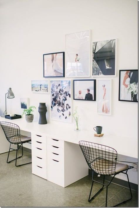 Beautiful, simple gallery wall and easy double (two person) desk Modern Contemporary Office, Contemporary Office Space, Desk Diy, Interior Design Minimalist, Contemporary Office, Small Home Office, Gaming Desk, Modern Home Office, Home Office Space