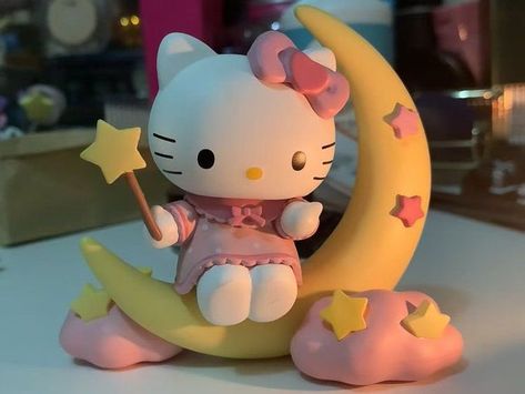 Kitty Background, Images Hello Kitty, Hello Kitty Aesthetic, Hello Kit, Hello Kitty Items, Sanrio Characters, Anime Figures, Clay Crafts, Sake