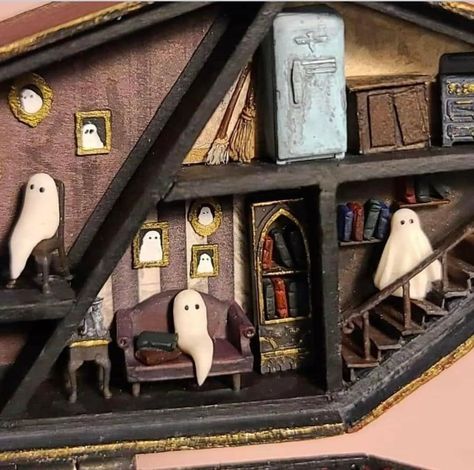 Diy Haunted Dollhouse Ideas, Spooky Dollhouse, Halloween Cloche, Halloween Dollhouse, Bookshelf Insert, Halloween Diorama, Halloween Tea Party, Halloween Shadow Box, Super Sculpey