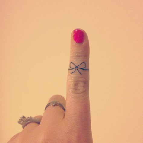 I got it!!  My Forget-Me-Knot Finger Tattoo!! I love it. :) Ribbon Finger Tattoo, Tattoos Blue Ink, Small Bow Tattoos, Finger Tattoos Fade, Pinky Tattoo, Finger Tattoos For Women, Bow Finger Tattoos, Bow Tattoos, Remember Tattoo