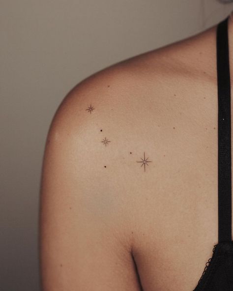 Small Stars On Shoulder Tattoo, Star Tattoos Back Shoulder, Sparkle Tattoo Ideas Shoulder, Tatoos Shoulder Women, Sparkle Tattoo On Back, Sparkle On Shoulder Tattoo, Tiny Stars Tattoo Shoulder, Tiny Tattoos Shoulder, Minimalistic Stars Tattoo