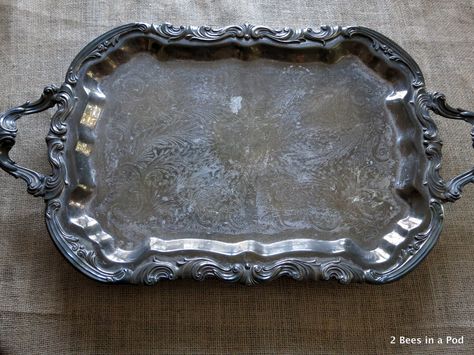 How to clean your silver platter using baking soda Clean Tarnished Silver, Silver Tray Decor, Cleaning Tarnished Silver, Silver Platters, Silver Plated Trays, How To Clean Silver, Napkin Decoupage, Clean Sterling Silver, Cleaning Tricks