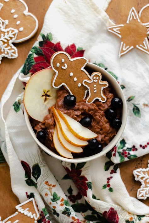 Vegan Chocolate Gingerbread Oatmeal - the perfect Christmas breakfast! Creamy oats, gingerbread spice, cacao, vanilla, and blueberries. This oatmeal takes only 10 minutes to make, it's hearty, filling, and full of warming winter spices. Learn more via the link! #gingerbread #breakfastrecipes #christmascooking Gingerbread Oatmeal, Creamy Oats, Easy Christmas Breakfast, Gingerbread Spice, Chocolate Gingerbread, Winter Breakfast, Vegan Hot Chocolate, Sliced Pears, Vegan Blueberry