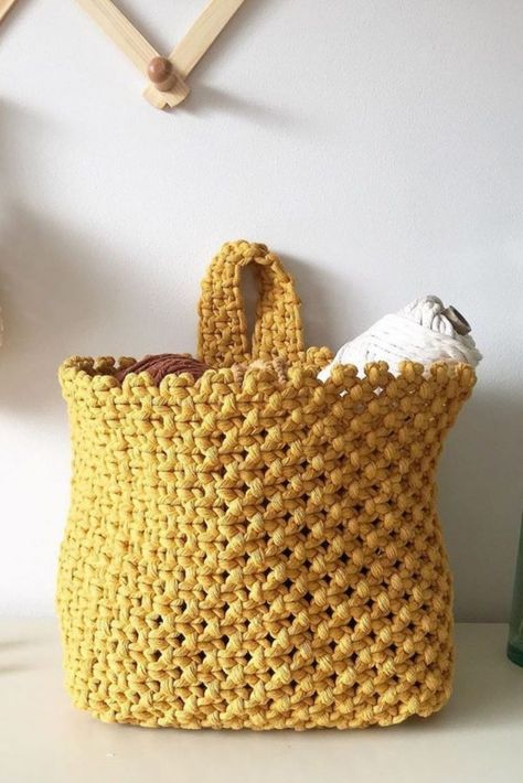 Macrame Lessons, Macrame Basket Diy, Hanging Macrame Basket, Easy Macrame Projects, Macrame Decor Ideas, Tenerife Lace, Macrame For Beginners, Macrame Inspiration, Macrame Basket