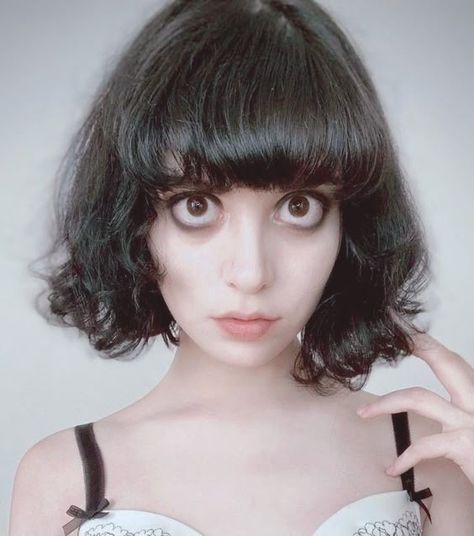 Face References For Drawing, Bust Shot Reference Pose, Short Wavy Hairstyles With Bangs, Long Face Women, Wavy Hairstyles With Bangs, Mischievous Face, Person Reference, Short Wavy Hairstyles, Chicas Punk Rock