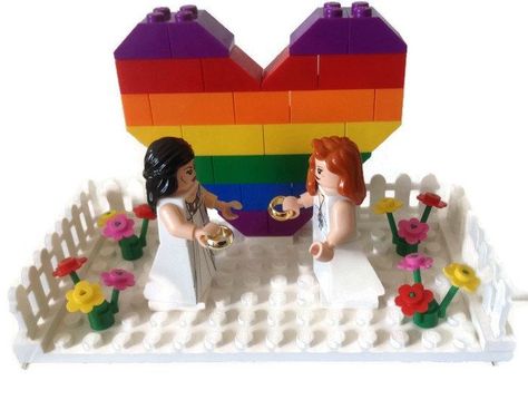 Topper Lego, Lego Couple, Lego Wedding Cakes, Unique Wedding Cake Toppers, Lego Wedding, Wedding Cakes Toppers, White Arch, Unique Wedding Cake, Wedding Cake Toppers Unique