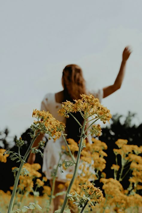 Floral Photo Shoots, Botanical Garden Photo Shoot, Wildflower Photo, Yellow Wildflowers, Summer Picture Poses, Flower Photoshoot, Turning 30, Grad Photoshoot, Best Friend Photoshoot