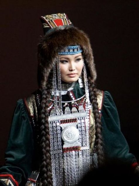 Siberia Russia, Ethno Style, Mode Boho, Folk Dresses, Lion Of Judah, Ethnic Dress, Cultural Diversity, Head Piece, Traditional Fashion