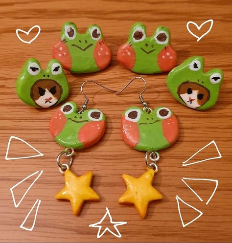 Homemade Jewerly, Frog Clay, Froggy Hat, Frog Earrings, Frog Jewelry, Frog Pins, Clay Keychain, Cute Polymer Clay, Diy Activities