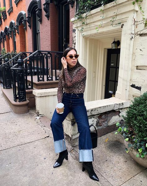 Why Wide Cuffed Jeans Are The Next Big Denim Trend Cuffed Jeans Outfit, New York Winter Fashion, Levis Ribcage Jeans, White Tees Outfit, Denim Headband, Ribcage Jeans, Nyc Girl, Winter Inspo, Fashion Trends Winter