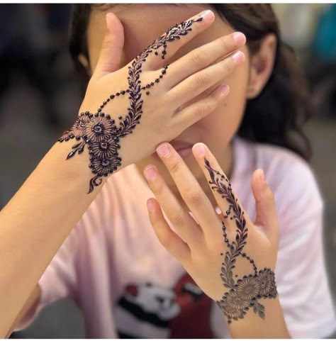 Mehndi Design For Kid, Girl Mehndi Designs For Kids, Henna For Toddlers, Toddler Henna Design, Mehendi Designs For Hands Kids, Mehndi Designs Simple For Kids, Children Mehndi Design, Kids Mehndi Designs Children, Mehndi Designs For Children