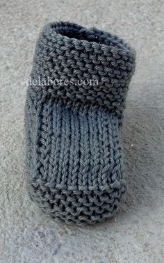 Hoy os traigo la botita clásica para bebé. Es un patrón tan clásico como sencillo de hacer y la base para darle a tu imaginación para hacerl... Crochet Socks Tutorial, Tricot Baby, Baby Booties Knitting Pattern, Knit Baby Booties, Knitted Booties, Haken Baby, Crochet Socks, Ideas Crochet, Knitting For Kids