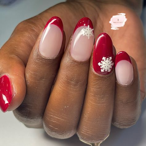 Round Nails Christmas Designs, Short Christmas Nails Almond, Overlay Christmas Nails, Holiday Nails Short Almond, Sns Nails Christmas, Short Almond Nails Designs Winter, Christmas Nails Short Almond, Christmas Nails Simple Short, December Nails Short