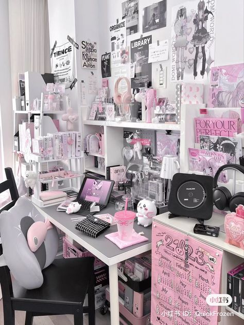 Black White And Pink Room Ideas, Black White And Pink Room, Room Desk Design, Black And Pink Kawaii, Black And Pink Room, Kawaii Interior, Kawaii Room Ideas, Otaku Room, Pink Desk