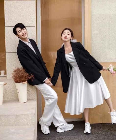 Korean Prenup Outfit, Pre Wedding Casual Outfit, Cute Prenup Photoshoot Ideas, Casual Outfit Prewedding, Couple Outfits Matching Classy Wedding, Casual Wedding Theme, Casual Wedding Couple, Casual Prewedding Outfit, Prenup Photoshoot Ideas Casual