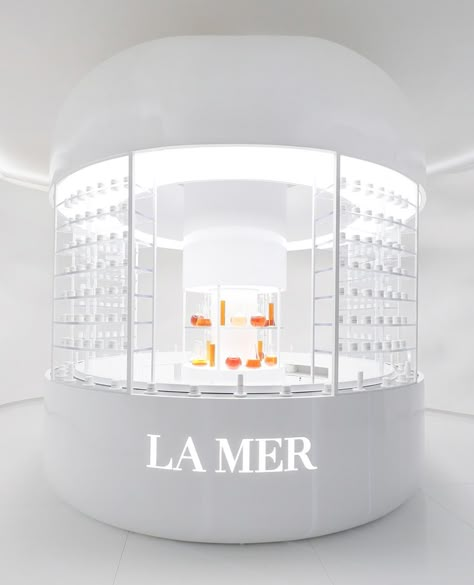 Cosmetic Design Store, Beauty Pop Up, Beauty Store Design, Skincare Retail Design, Cosmetics Retail Design, Futuristic Store Design, Futuristic Retail Store Design, Beauty Branding, Event Booth