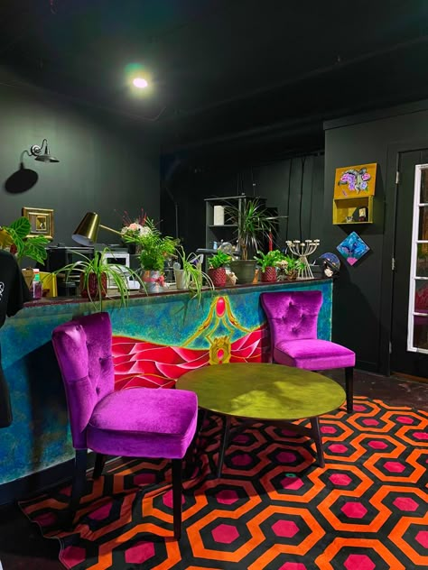 This tattoo shop > Very retro with some dark acadia asthetic Tattoo shop-Interior design inspo Tattoo Shop Waiting Area, Interior Design Tattoo Studio, Girly Tattoo Shop, Color Bar Salon Ideas, Tattoo Studio Aesthetic, Tattoo Shop Aesthetic, Pmu Studio Ideas, Parlor Ideas, Tattoo Shop Interior