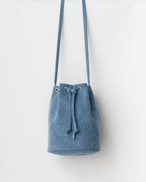 Canvas Drawstring Purse - Washed Denim #recyclejeansbagtutorial #recyclejeansbaghowtomake #recyclejeansbag Diy Bags Jeans, Tas Denim, Recycled Jeans Bag, Denim Bag Diy, Japanese Knot Bag, Sac Diy, Drawstring Purse, 강아지 그림, Diy Bag Designs