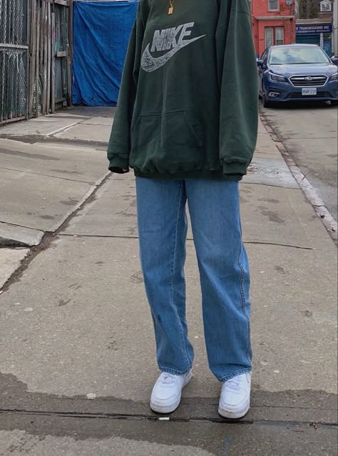 Green Crewneck Outfit, Green Sweatshirt Outfit, Mode Indie, Crewneck Outfit, Outfits Retro, Green Crewneck, Oversized Outfit, Green Sweatshirt, Fire Fits