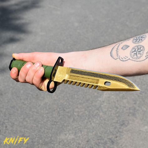 CSGO IRL Knives M9 Bayonet Lore M9 Bayonet, Knife Shapes, Butterfly Knife, Graffiti Cartoons, Cool Knives, Damascus, Swords, Anime