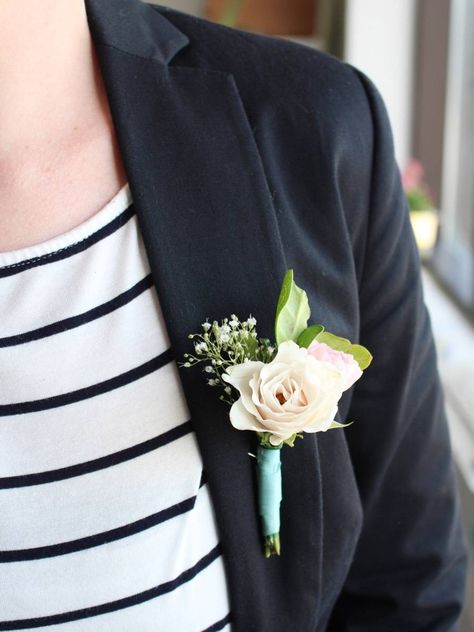 Anyone can learn how to make a boutonniere. Follow this simple DIY formula for crafting some simple mini-bouquets for your wedding day. Boutonnieres Diy, Make A Boutonniere, Diy Boutonniere Wedding, Boutineer Ideas, Fake Flowers Diy, Simple Boutonniere, Boutonniere Ideas, Floral Boutonniere, Blue Boutonniere