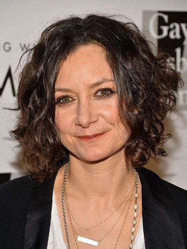 Something like this would work for me! sara gilbert hair cut | 30 Stylish Shoulder-Length Hairstyles Shoulder Length Curls, Sara Gilbert, Chic Short Haircuts, Medium Curls, Dull Hair, Girl Short Hair, Shoulder Length Hair, Celebrity Hairstyles, Short Hair Cuts For Women