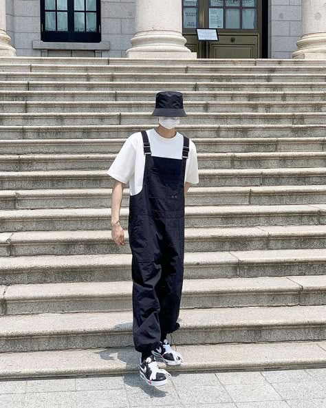 Overall Male Outfits, Beige Overalls Outfit Men, Black Overalls Outfit Men, Korean Overalls Outfit, Overalls Outfit Men, Black Overalls Outfit, Overalls Men Fashion, Cute Overall Outfits, Denim Overalls Outfit