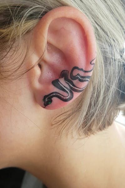 Snake Tattoo Ear, Earlobe Tattoo, Tattoo Ears, Ear Lobe Tattoo, Tattoos Baddie, Tattoos Ear, Ears Tattoo, Tattoo Ear, Inner Ear Tattoo