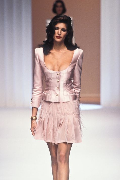 Valentino 90s, Valentino Runway, Haute Couture Looks, Model Runway, Stephanie Seymour, 90s Runway Fashion, Runway Fashion Couture, Original Supermodels, 90s Supermodels