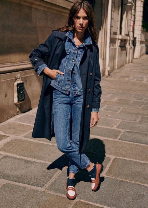 Scott Trench Coat - Camel - Organic Cotton - Sézane Travel Wardrobe Capsule, Denim On Denim Outfits, Trenchcoat Outfit, Tomboy Shirts, Navy Trench Coat, Trench Coat Outfit, Blue Trench Coat, French Girl Style, Denim Outfits