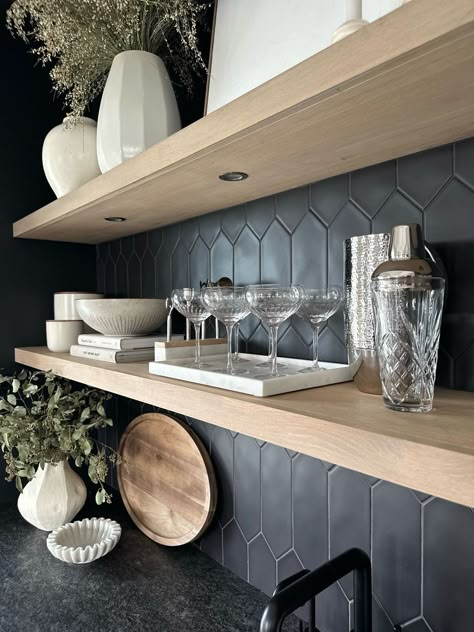 Bar Shelves Ideas, Modern Wet Bar, Black Backsplash, Home Bar Rooms, Coffee Bar Home, Home Bar Designs, Large Coffee Tables, Pantry Design, Shelf Styling