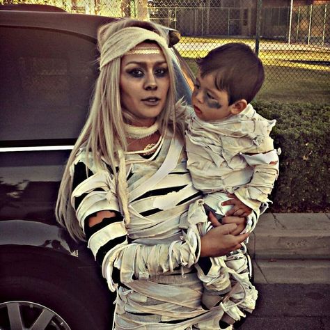 Diy Mummy Costume For Women, Mummy Costume Diy, Mummy Costume Women, Mummy Costumes, Diy Mummy Costume, Mummy Diy, Diy Girls Costumes, Original Halloween Costumes, Mummy Halloween Costume