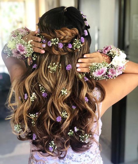 Indian Wedding Hairstyles, Flowers In Her Hair, Quince Hairstyles, Indian Bridal Hairstyles, Mehendi Design, Curly Hairstyles, Floral Hair, Indian Hairstyles, Bride Hairstyles