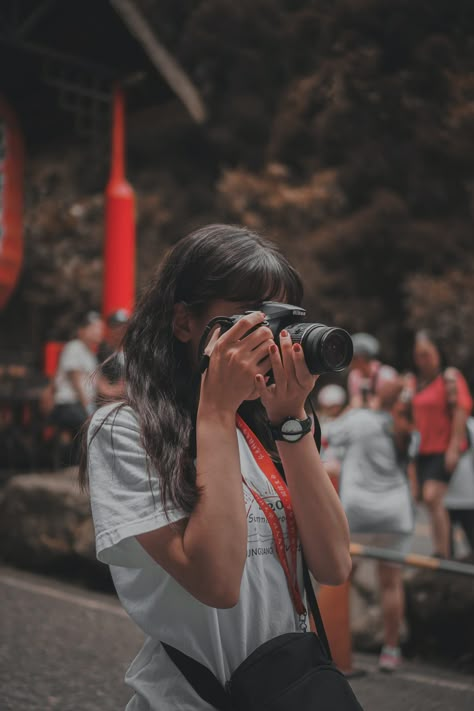 Holding A Camera, Photographer Aesthetic, Photographer Outfit, Camera Girl, Photographer Pictures, Dream Jobs, Visual Board, Female Photographers, Photography Wallpaper