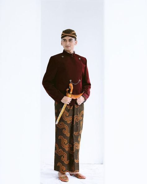 Beskap Jawa - baju adat Jawa. Pakaian tradisional Indonesia. Javanese traditional costume. Cr/instagram: matthewmkp #culture #budaya #busana #batik #keris #asia #clothes #attire #outfit Indonesian Clothes, Indonesian Clothing, Indonesia Traditional, Draw Reference, Adat Jawa, Traditional Costume, Traditional Clothing, Traditional Outfits, Art Tutorials