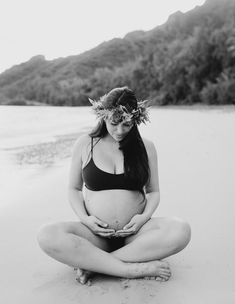 Black and White Bikini Maternity Session at Kahana Bay Hawaii By Oahu Photographer Desiree Leilani Classy Poses, Pregnancy Photoshoot Beach, Maternity Shoot Beach, Beach Maternity Pictures, Home Maternity Photography, Diy Maternity Photos, Maternity Photography Beach, Maternity Photography Poses Outdoors, Pregnancy Belly Photos