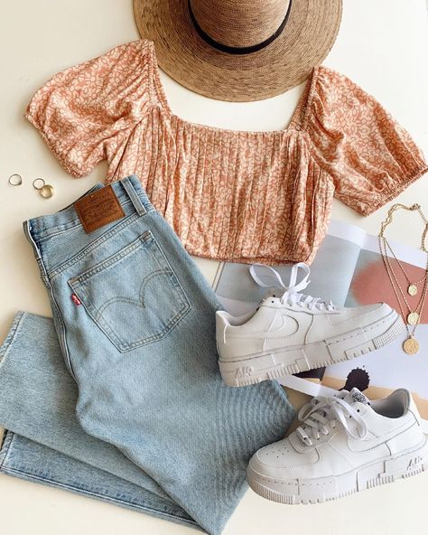 Peach Top Outfits, Crop Top And Mom Jeans, Flatlay Clothes, Peach Crop Top, Zara Looks, Peach Top, Pastel Outfit, Floral Crop Tops, Denim Shop