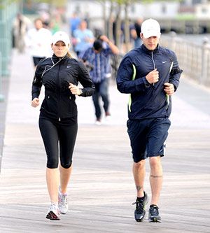 Get fit TOGETHER!!  I love running with the hubs! Celebs Couples, Couple Workout Together, Jessica Biel And Justin, Couple Running, Buddy Workouts, Fit Couple, Couple Style, Celebrity Workout, Partner Workout