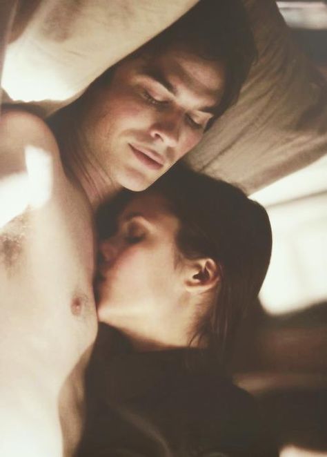 , Damon Et Elena, Damon Y Elena, Ian And Nina, Vampire Diaries Poster, Romantic Couple Kissing, The Vampire Diaries 3, Rare Features, Vampire Diaries Wallpaper, Couple Goals Teenagers