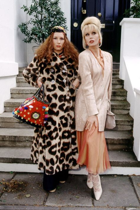 Save these stylish outfit ideas to get the look of Edina + Patsy from Absolutely Fabulous. Patsy And Eddie, Patsy And Edina, Edina Monsoon, Feather Outfit, Patsy Stone, Jennifer Saunders, Joanna Lumley, Vintage Outfits 90s, Ab Fab