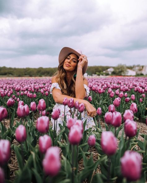 girl in tulip fields in Lisse Beauty Dish, Outdoor Portrait, Spring Photoshoot, Flower Photoshoot, Farm Photography, Tulip Festival, Tulip Fields, Spring Photos, Spring Photography