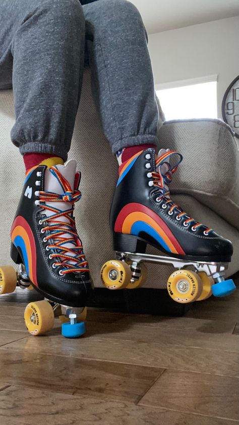 Cool Roller Skate Designs, Quad Roller Skates Aesthetic, Rainbow Rider Skates, Colorful Roller Skates, Purple Roller Skates Aesthetic, Kidcore Roller Skates, Emo Roller Skates, Neon Roller Skates, Outfits Colorful