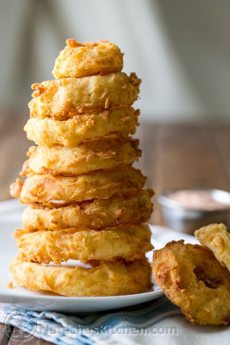 Crisp Onion Rings and Fry Sauce (These are awesome in burgers or as an appetizer!) from @natashaskitchen Easy Onion Rings, Onion Rings Dipping Sauce, Onion Rings Easy, Onion Rings Recipe Easy, Fried Onion Rings Recipe, Fried Onion Rings, Baked Onion Rings, Homemade Onion Rings, Easy Dipping Sauce