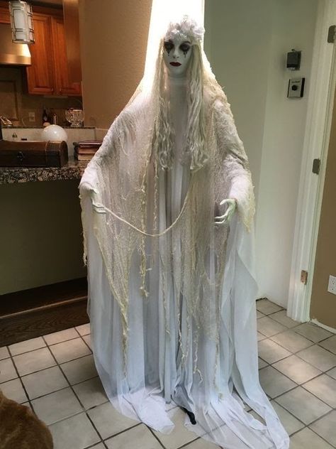 Graveyard Halloween Costumes, Graveyard Costume Ideas, Ghost Costume Women, Halloween Bride Costumes, Creepy Halloween Costumes, Spooky Ideas, Halloween Bride, Ghost Bride, Ghost Halloween Costume